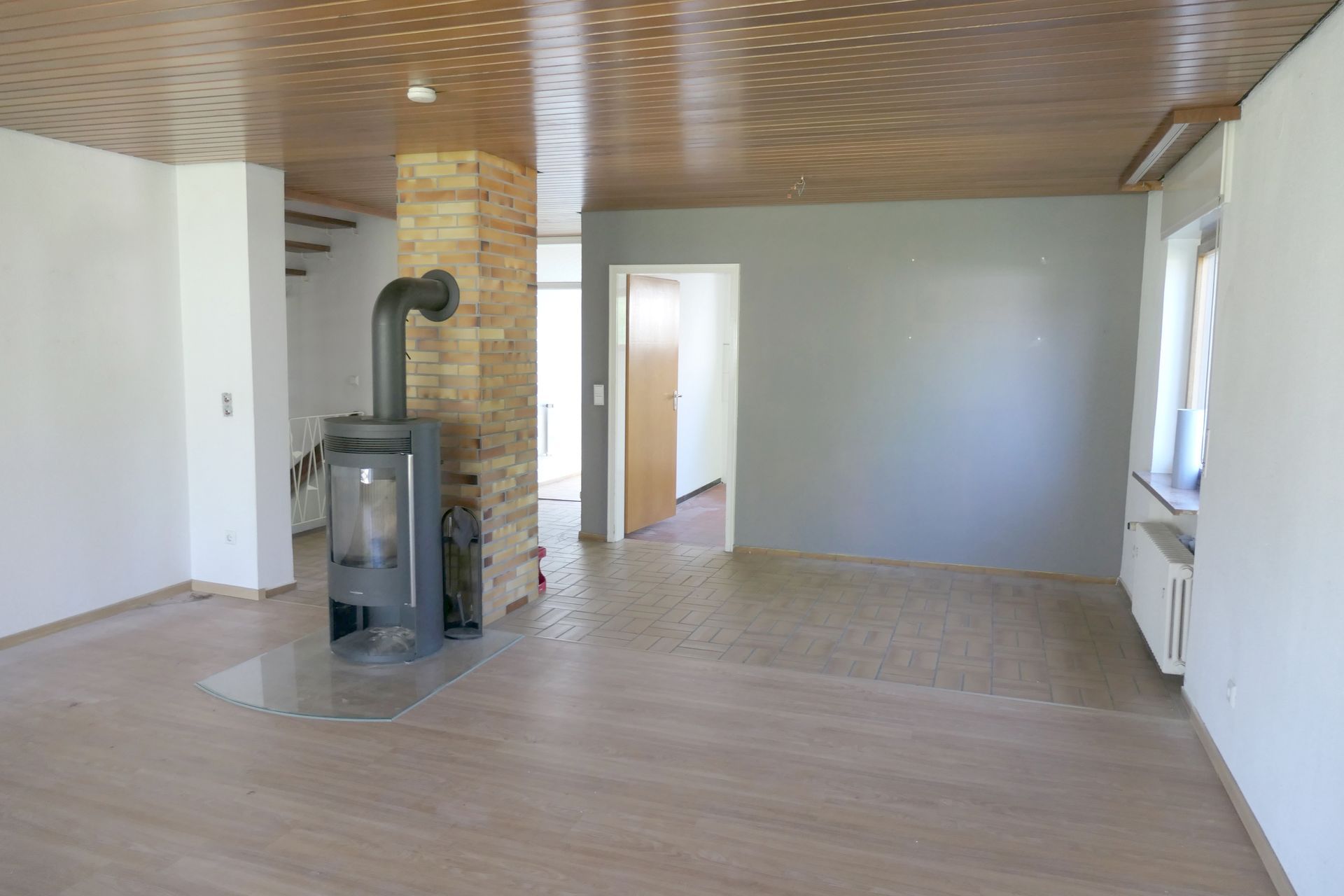 offener Wohnraum mit Holzofen