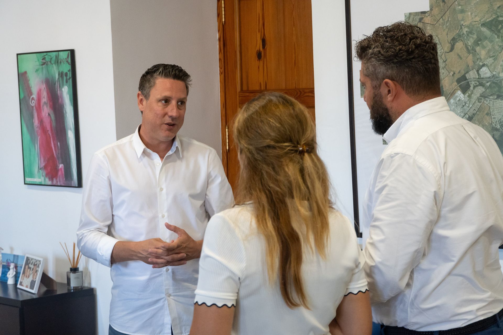 Alcalde de Marratxí felicitando a BioSmart Data por sus logros en innovación.