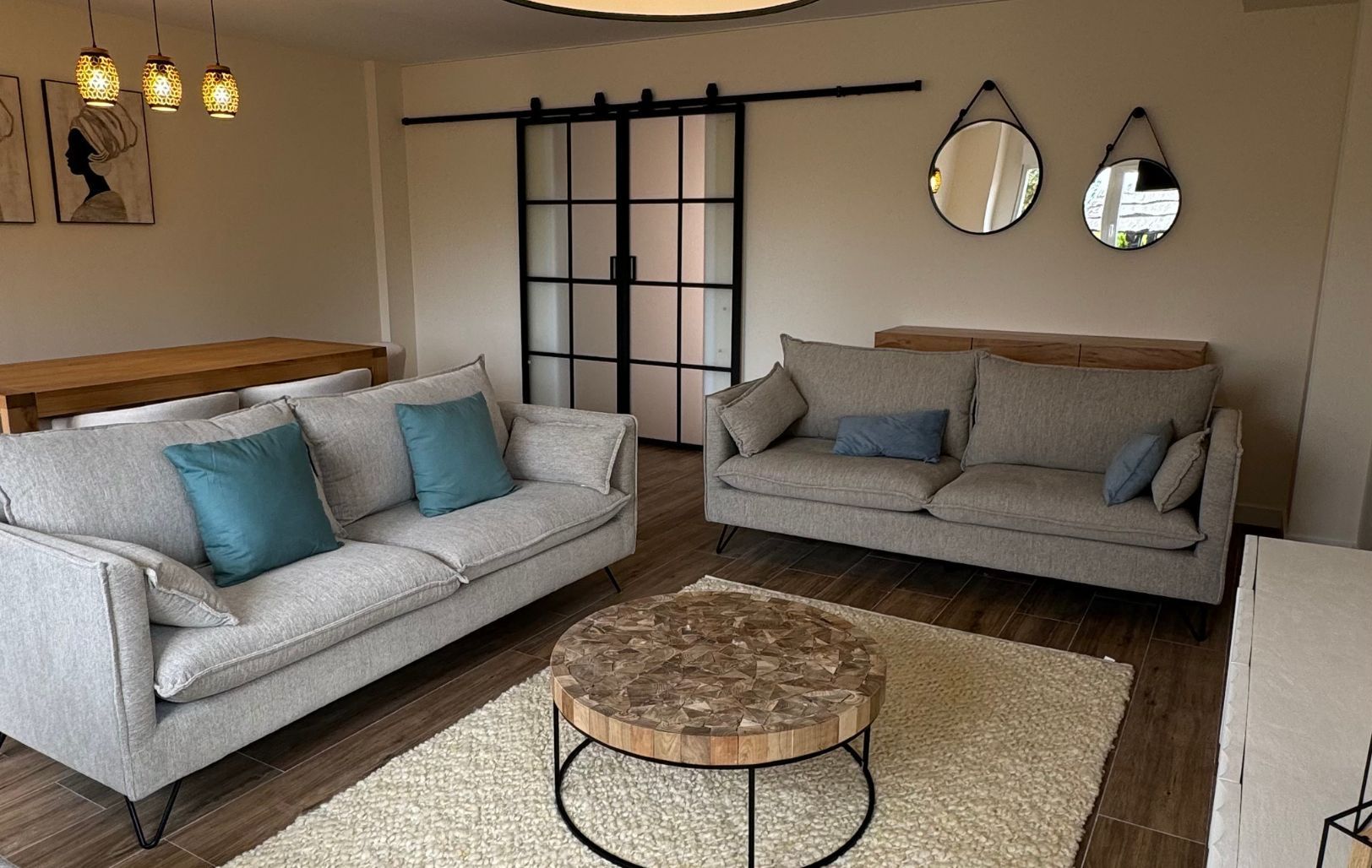 Interiores reformados en Madrid con diseños cálidos, materiales duraderos y estilos contemporáneos.