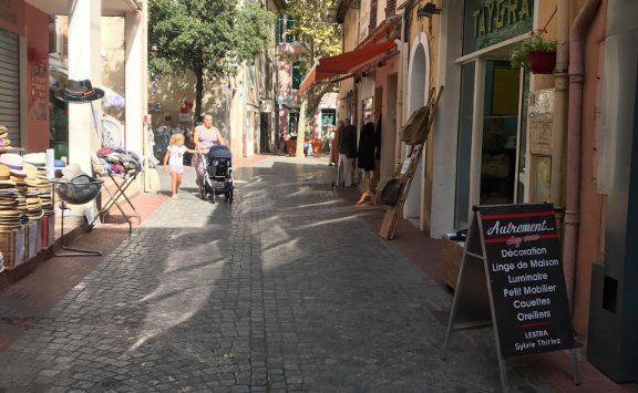 epicerie des saveurs sanary, rue pietonnes, plus beau marche de france , port de sanary marche , port de peche, cave a vin , epicerie fine