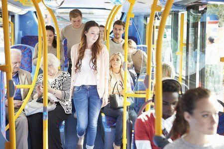 Emden, Leer und die FCSO bequem erreichen Fahrgäste in einem modernen Linienbus