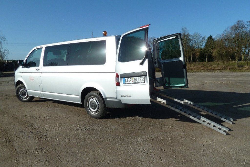 Sichere und bequeme Beförderung im Rollstuhl Kleinbus mit Rollstuhlrampen