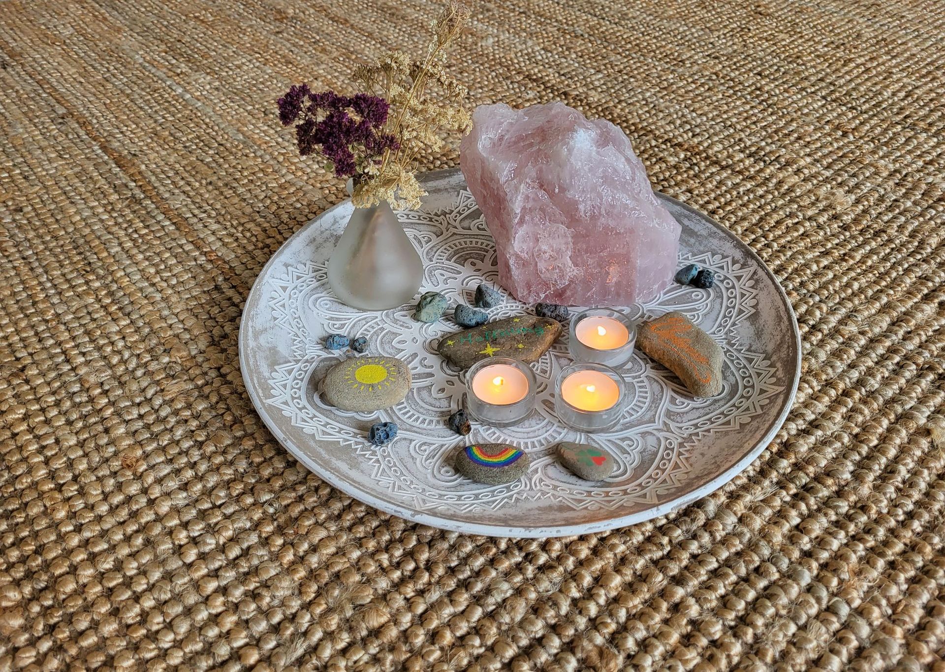 Rosenquarz mit Kerzen