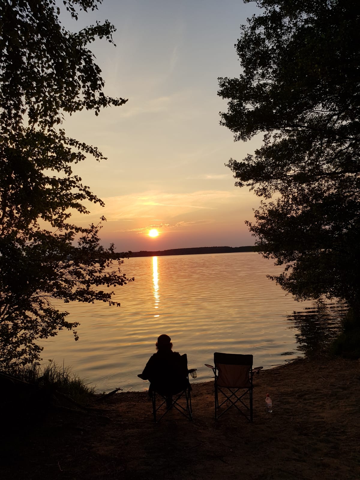 Blick auf den Sonnenuntergang am See