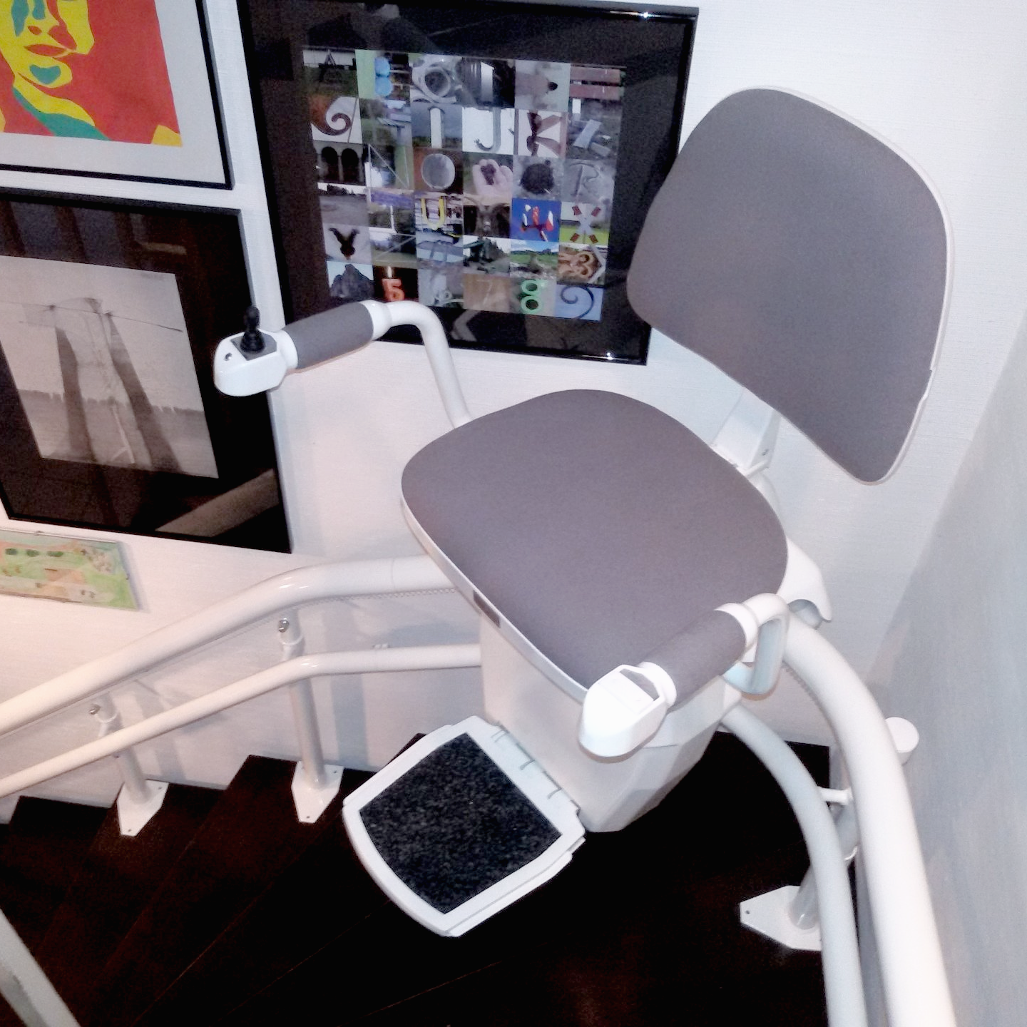 Der HW10 Treppenlift ist ein sehr robuster reppenlift und kann mühelos bis zu 150 kg Personengewicht aufnehmen. Sein Doppelrohrsystem ist sehr stabil und wartungsam. Der HW10 Treppenlift kann in allen RAL Farben produziert werden und ist kostengünsteger als Einrohrsysteme