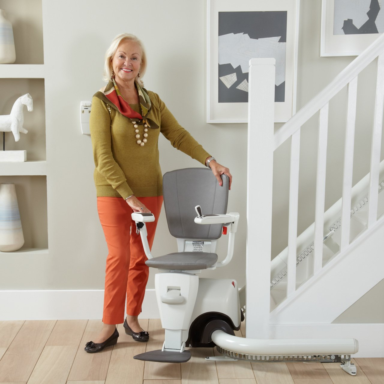 Dre Flow2 wird bei ThyssenKrupp hergestellt und ist ein Einrohrsystem mit der sehr niedrigen Schiene bleibt viel Platz für die Fußgänger auf der Treppe. Sein vollautomatisch drehender Sitz ist einzigartig und kann individuell eingestellt werden