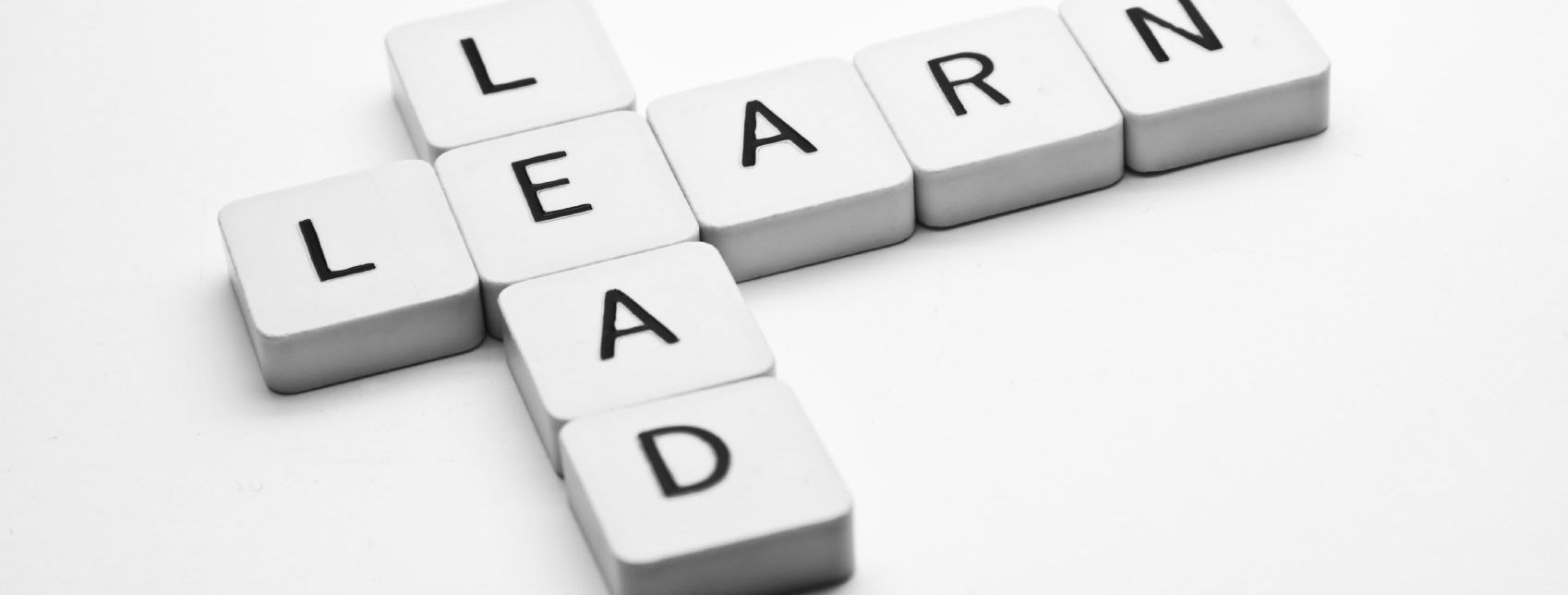 Führungsstile von A bis Z Führungsstile prägen die Dynamik in Unternehmen und beeinflussen maßgeblich die Arbeitsatmosphäre, die Motivation der Mitarbeiter und den Erfolg von Teams.