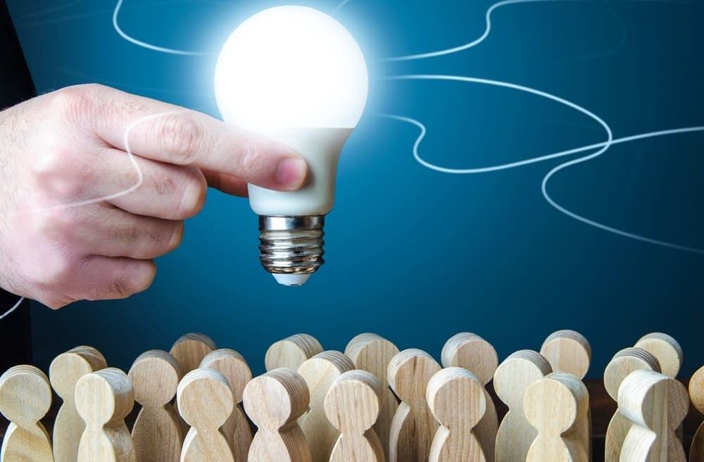 Begründer systemische Beratung Mensch bei der Analyse und systemischer Beratung