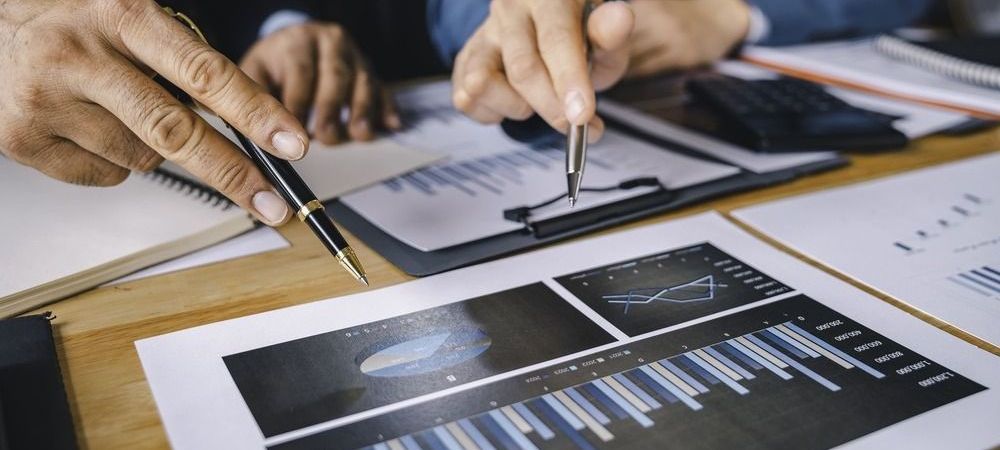 Begründer systemische Beratung Mensch bei der Analyse und systemischer Beratung