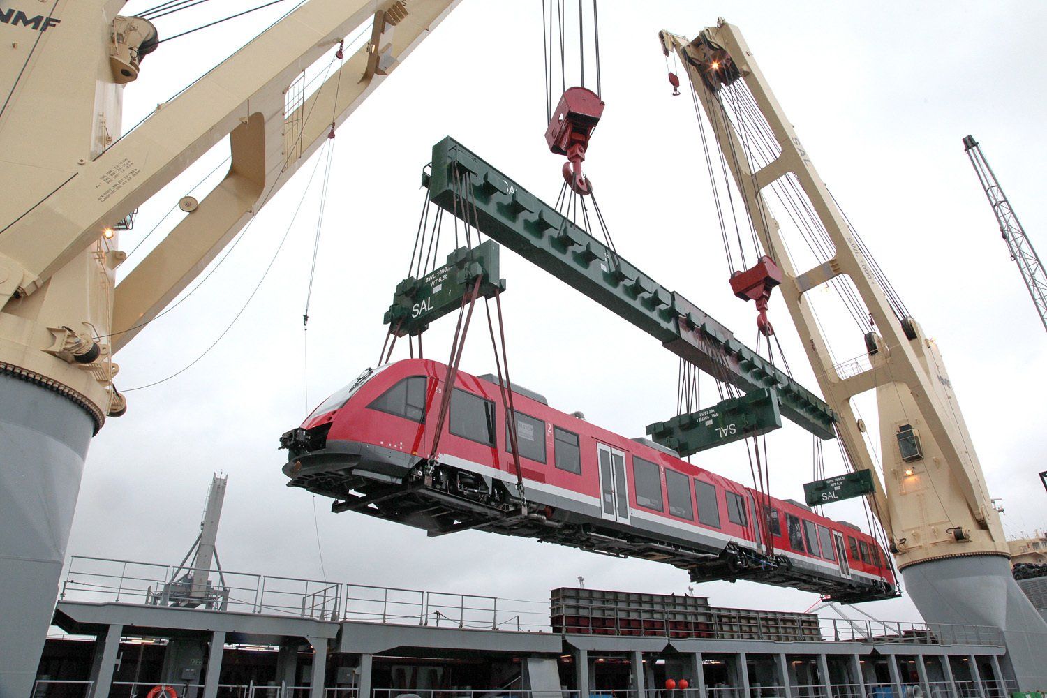 transporte carga sobrepesada, sobredimensionada, carga de proyectos a chile, carga de un tren en el barco mercante para envio al puerto de Valparaiso