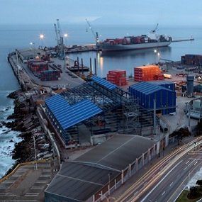 el puerto de Antofagasta en chile, es un centro importante de transporte de minerales en contenedores con destino al mundo y en espacial a España, nuestro transporte maritimo de mercancias tambien llega a Antofagasta con mercancias españolas.