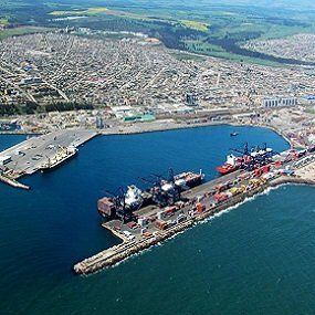 Transporte maritimo de contenedores con carga y mercancia de origen español, llagando al puerto de San Antonio en Chile