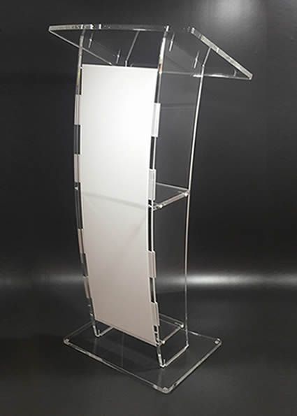 Atriles metacrilato modelo AR03: atril transparente curvo con frontal blanco para conferencias y eventos.