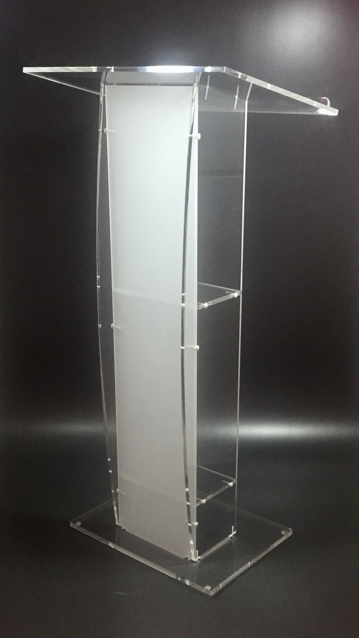 Atril de metacrilato modelo AR81: diseño transparente con frontal satinado y curva elegante para eventos corporativos.