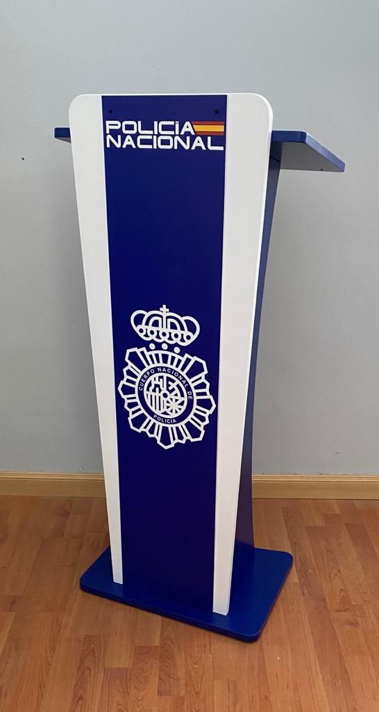 Atril de madera para policía