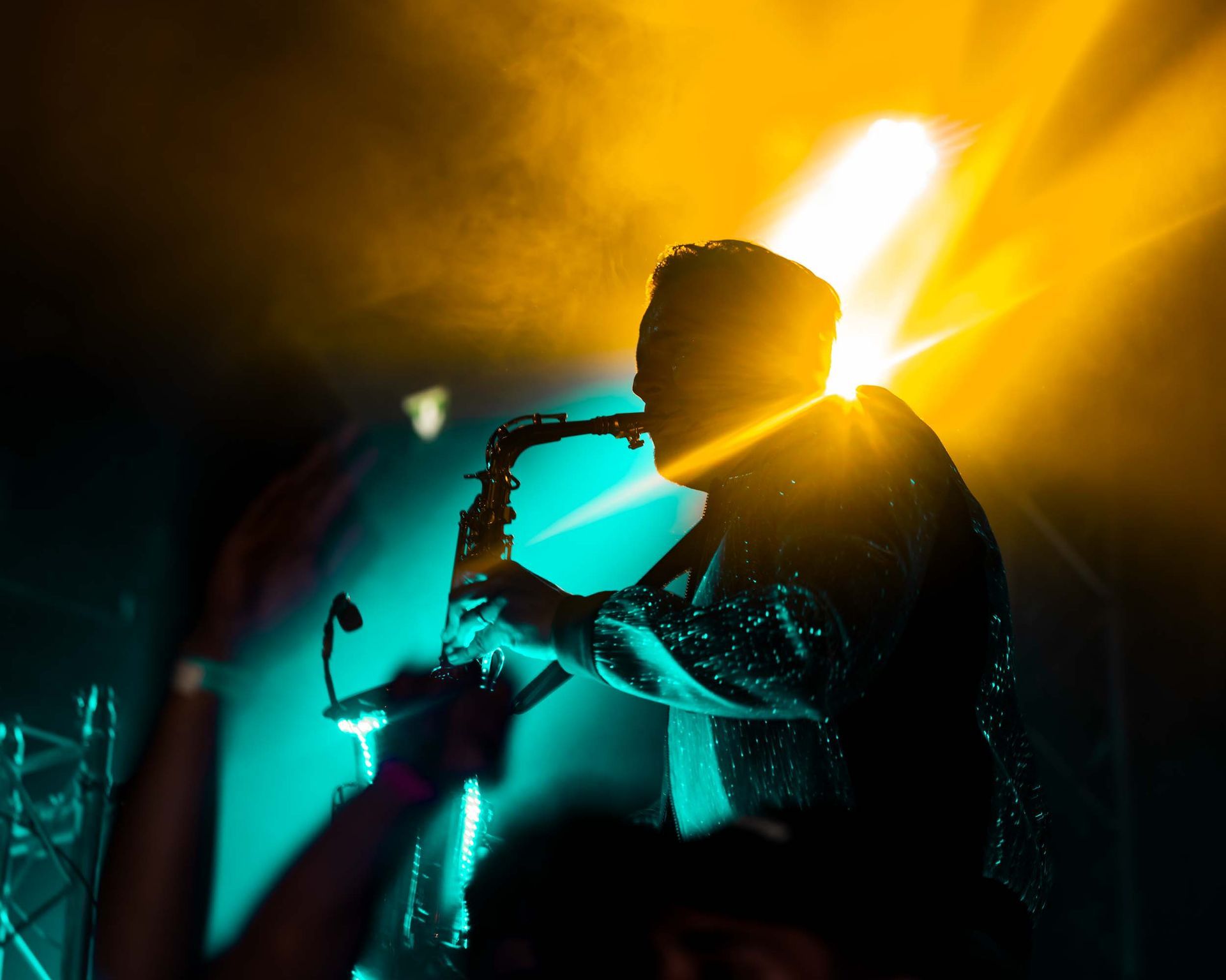 Event Fotograf Raphael Ramm fotografiert den Saxophonspieler als Partyfotograf in Kolbermoor