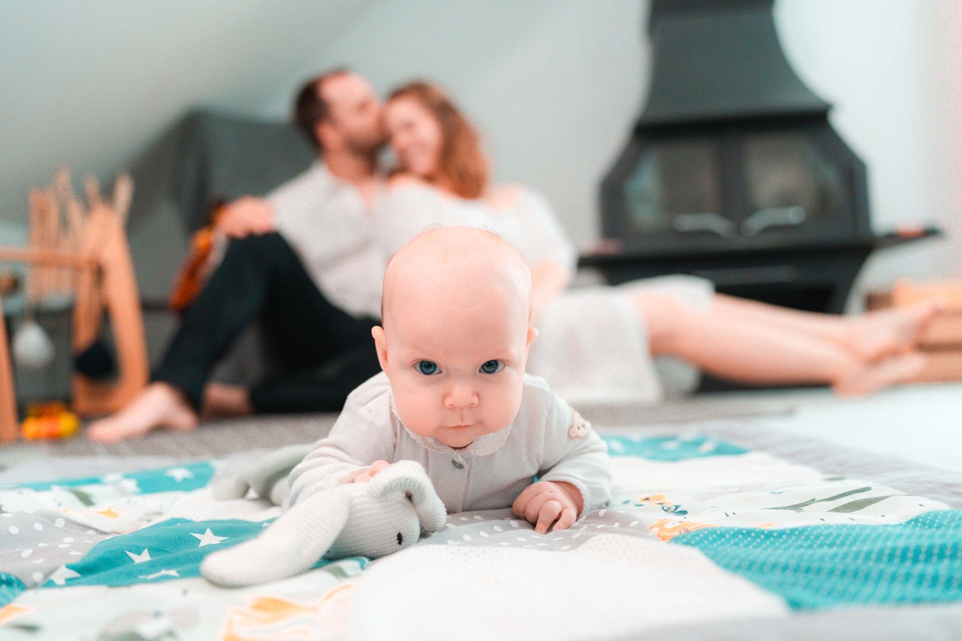 Babyshooting Baby spielt auf Teppich bei Homeshooting in Stephanskirchen