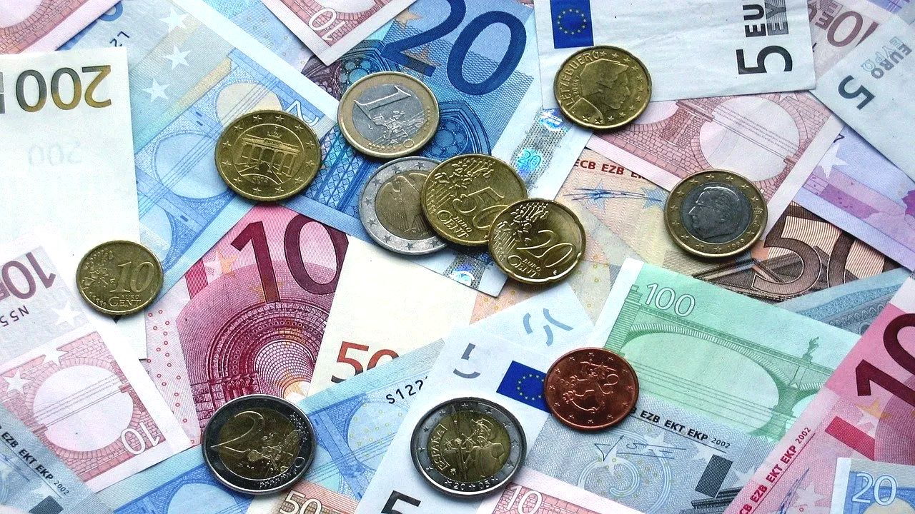 Geld. Euros. Geld. Euros.