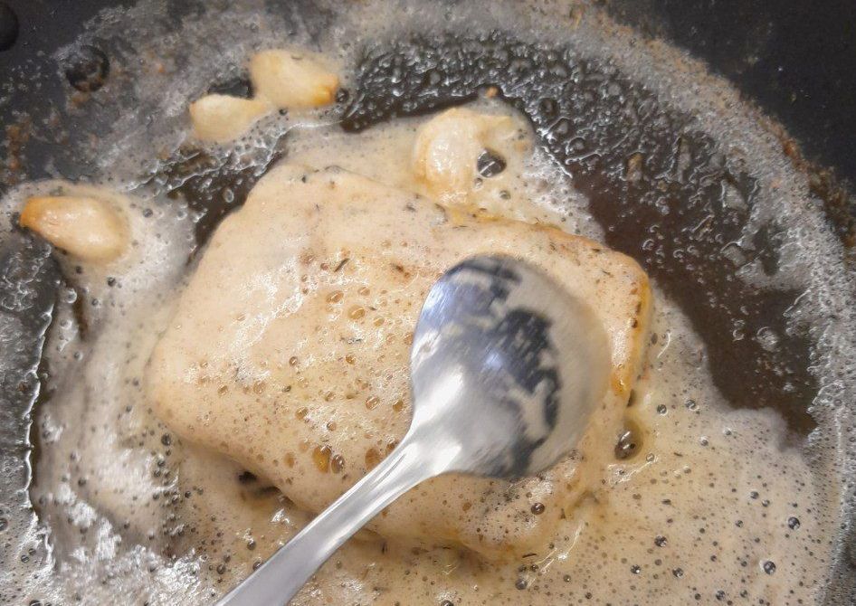 Übergossener Tofu Tofu in einer Pfanne, in veganer Butter geschwenkt