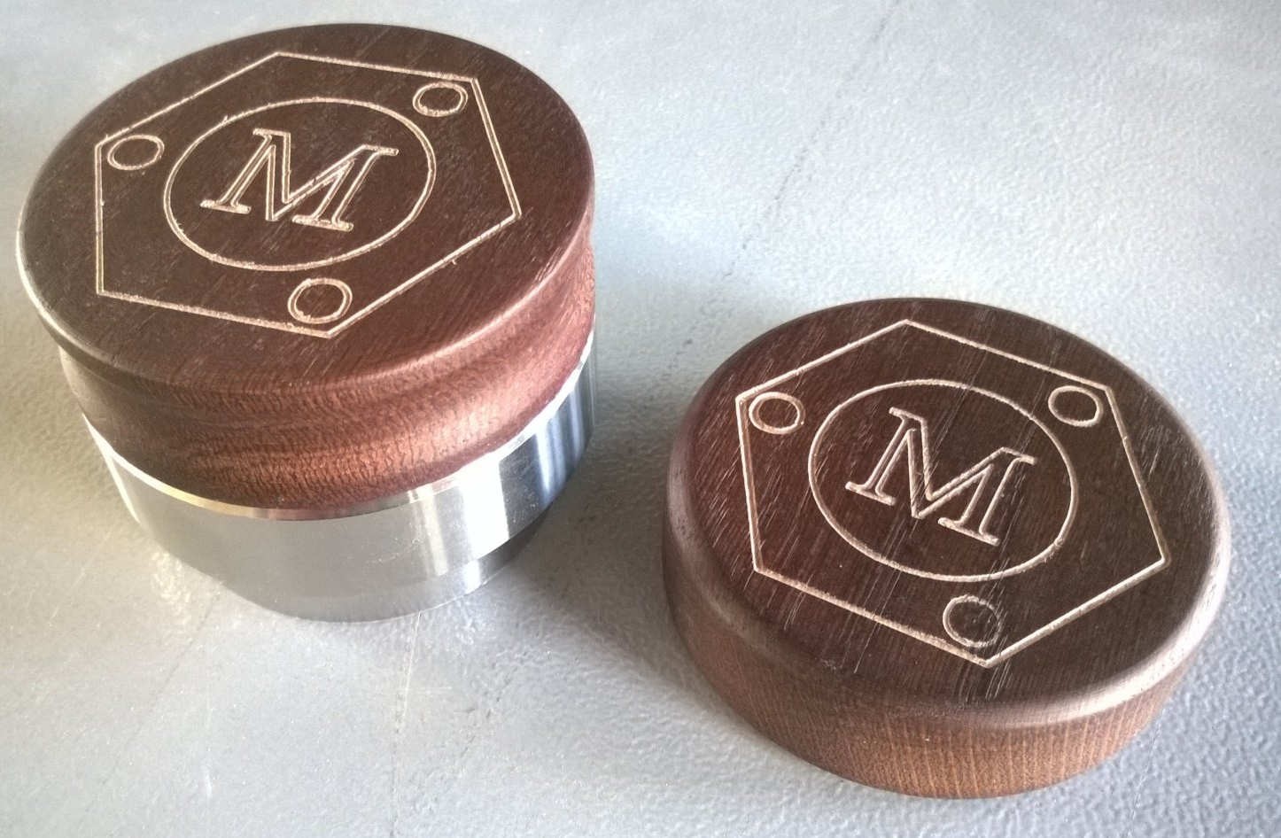 Holzoberfläche gebeizt, graviert