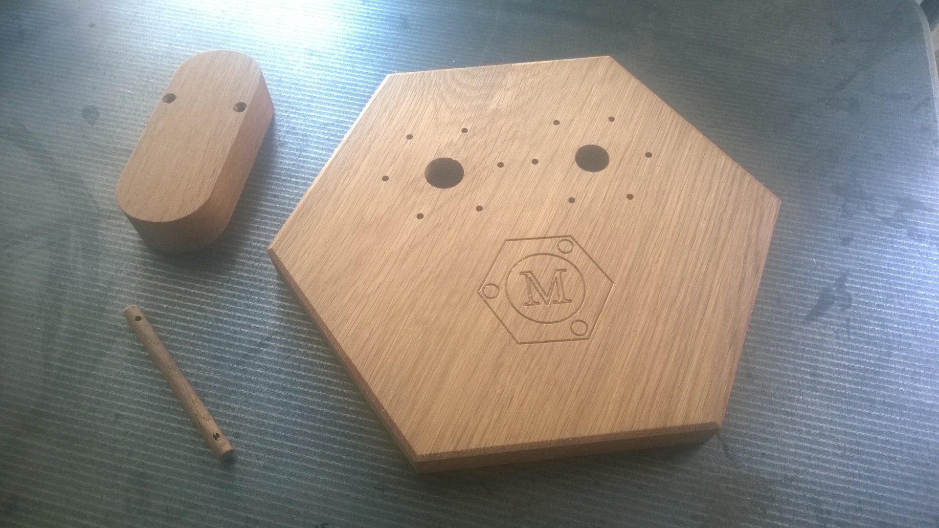 Holzoberfläche geölt, graviert