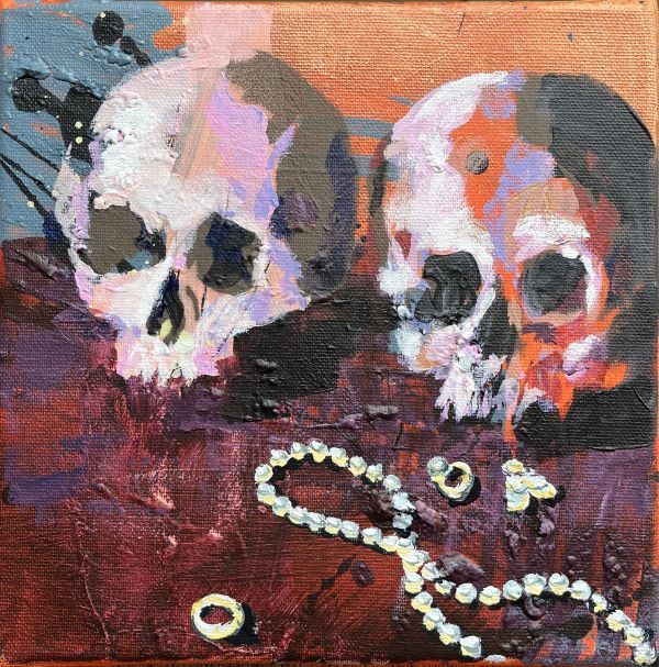 Zwei Totenschädel neben Perlenkette und Eheringen, farbstarkes Vanitas-Acrylgemälde mit Dunkelrot- und Orange