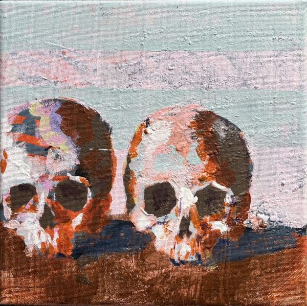 Zwei Totenschädel vor hellem Streifenhintergrund, strukturierte Acrylmalerei in sanften Grau- und Rosétönen mit Braun