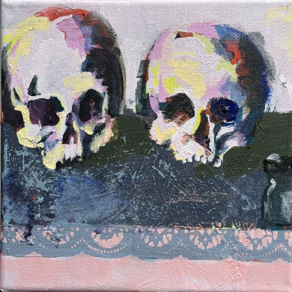 Zwei Totenschädel auf dunklem Tisch mit Spitzenkante neben Fläschchen, Acrylbild in Dunkelblau-, Weiß- und Rosatönen