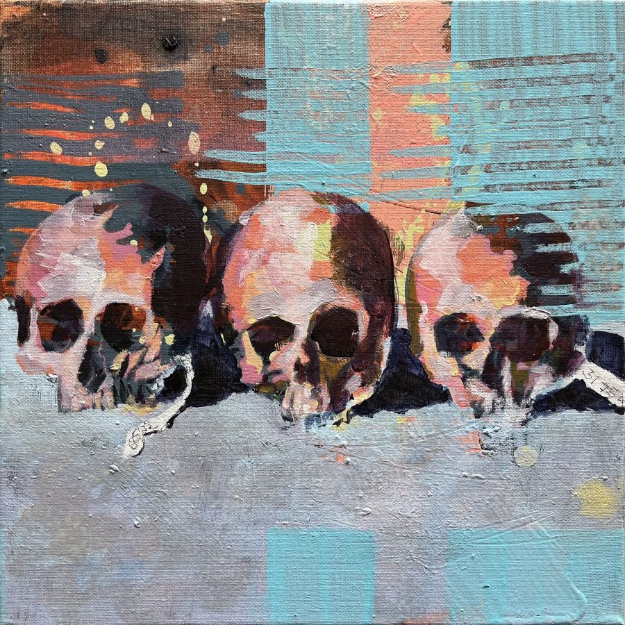 Zwei Totenschädel neben Perlenkette und Eheringen, farbstarkes Vanitas-Acrylgemälde mit Dunkelrot- und Orange