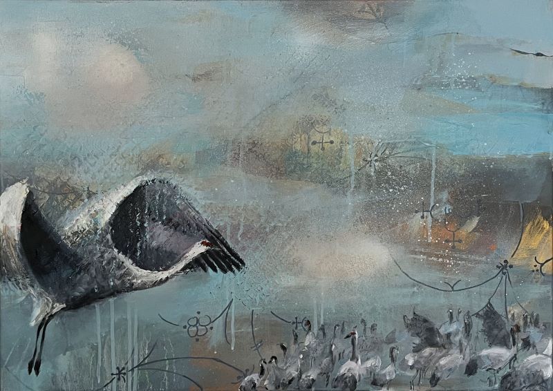 Kranich hebt ab über Kranich-Gruppe, atmosphärisch abstrakter Hintergrund, Zwiebelmustermotiv - abstrakt-figurative Malerei in mixed media von Claudia Brasse