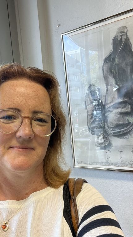 Horst Janssen Plakat Schuhe bei SchuhDoc Pütz in Köln, Claudia Brasse selfie