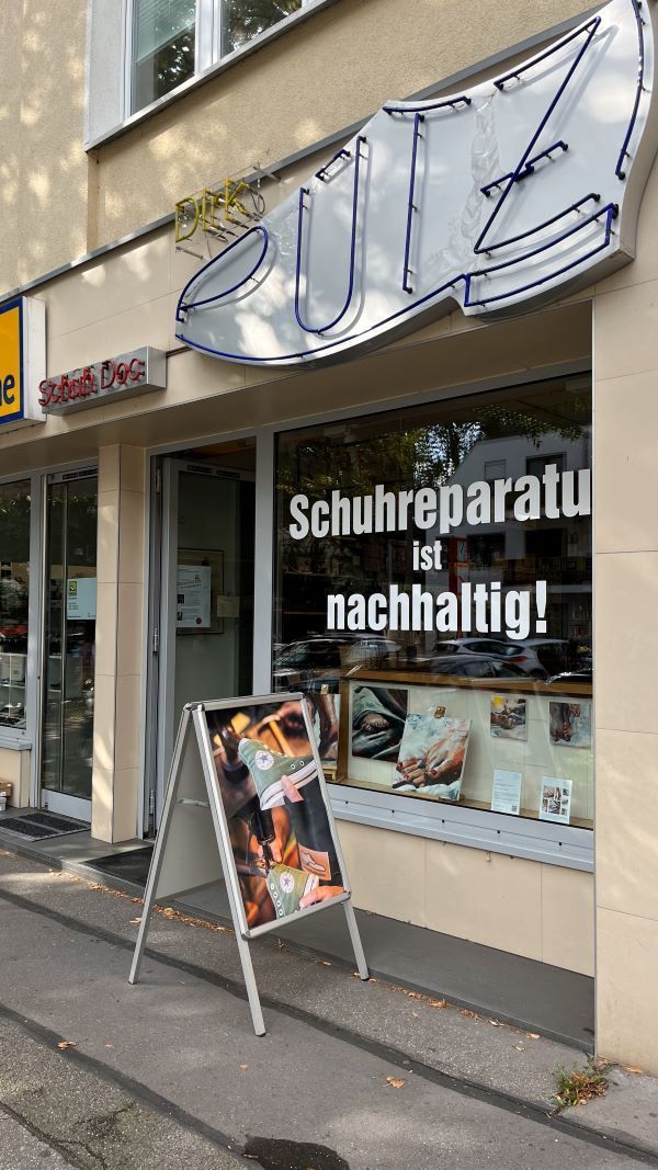 Wunderwerke Füße Bilder im Schaufenster des Schusters