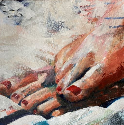 zwei Füße mit rot lackierten Nägeln, übereinandergeschlagen, auf heller Decke, ein expressives Ölgemälde in warme Rot- und Grautöne, Serie Wunderwerke - Hommage an unsere Füße