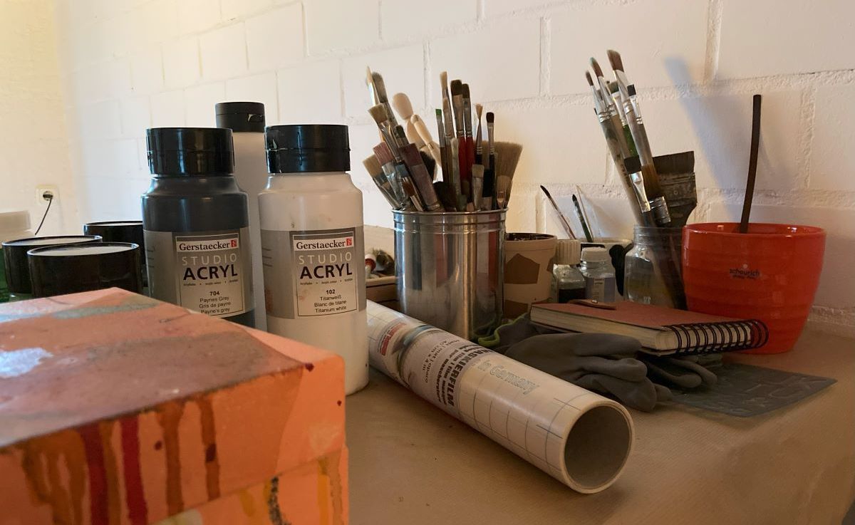 Künstlermaterial: Pinsel und Farbe, Leinwände