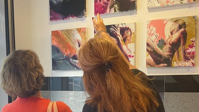 Besucherinnen bei der Bildbetrachtung in einer Ausstellung
