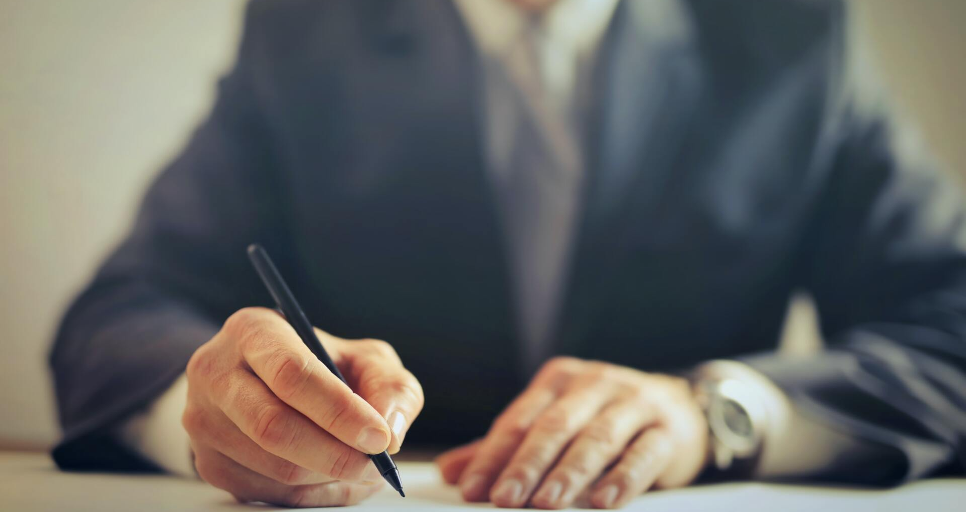 Colaborador Firmando su Renuncia