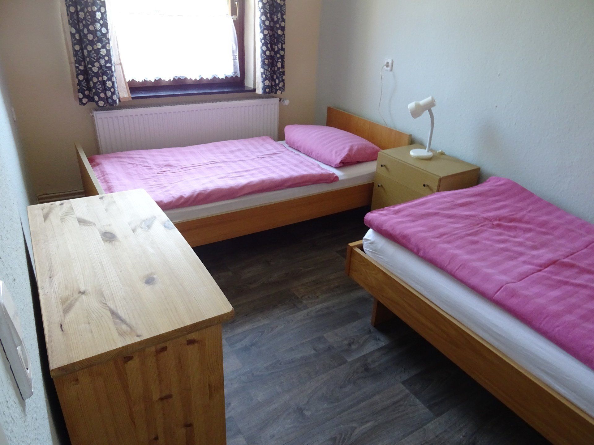 Schlafzimmer mit Einzelbetten in der Ferienwohnung Kirsche - Urlaub auf dem Land in der Natur