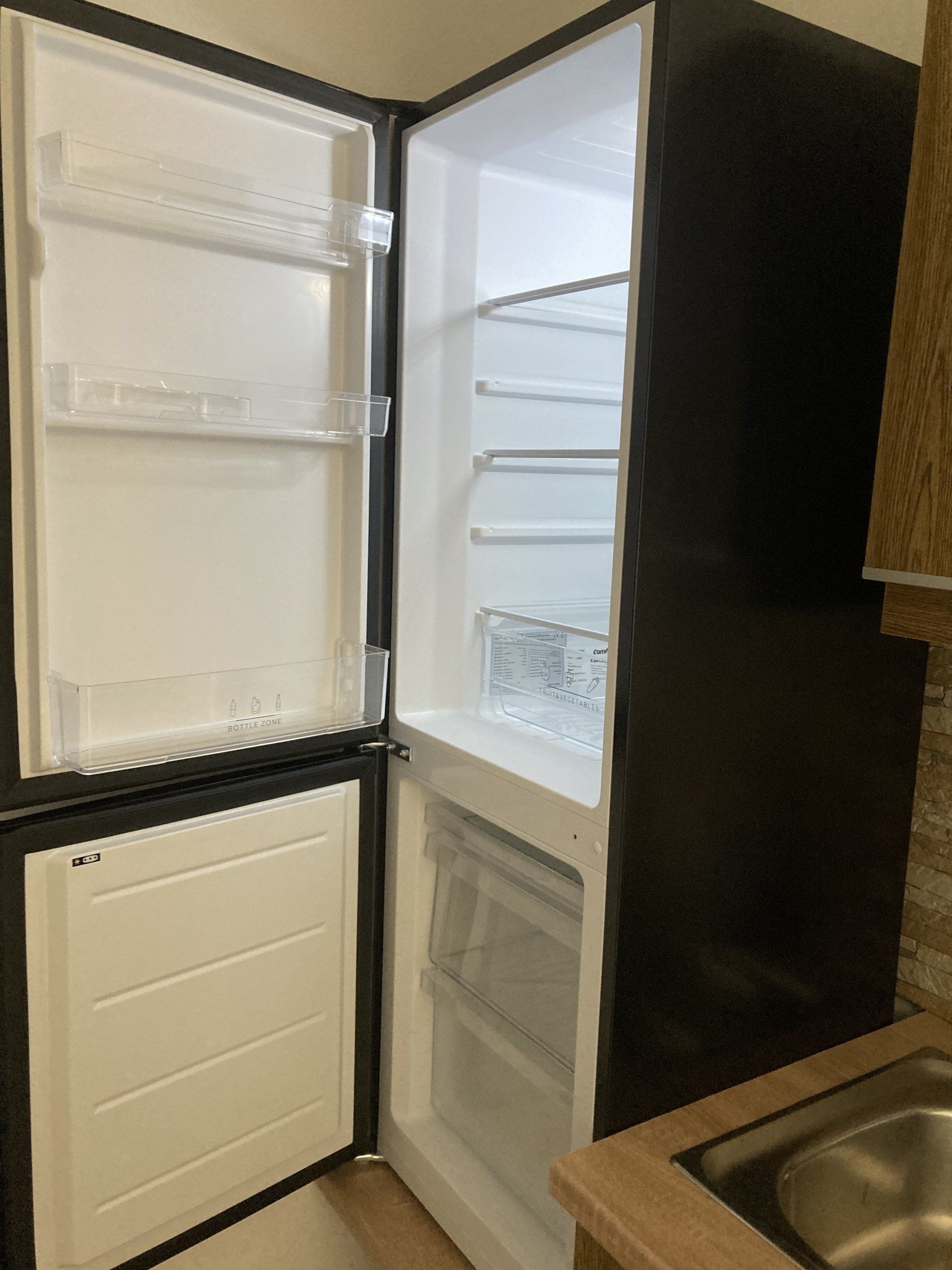 Kühlschrank Ferienwohnung Bachlauf_ Küche mit Kühlschrank, ideal für Eier unserer Hühner