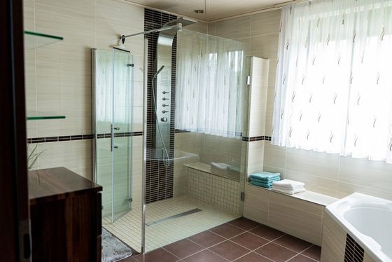 Elegantes Bad mit Waschtisch, Großraumdusche und Badewanne