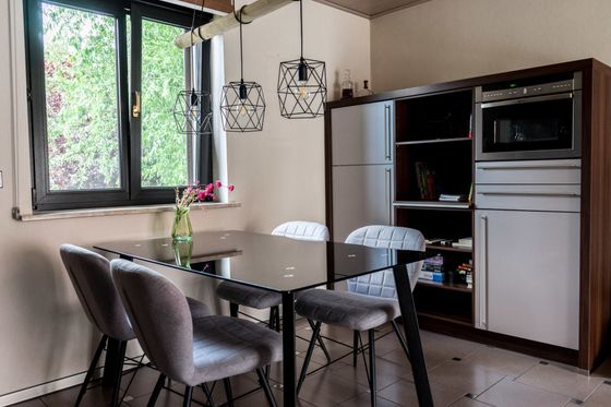 Gemütlicher Essbereich mit zweiter Küchenwand