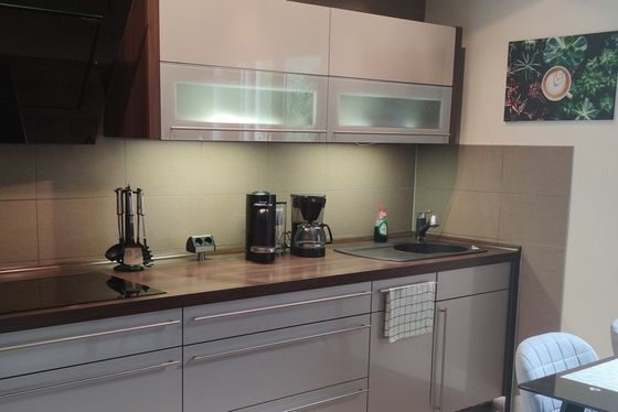 Modern ausgestattete Küche