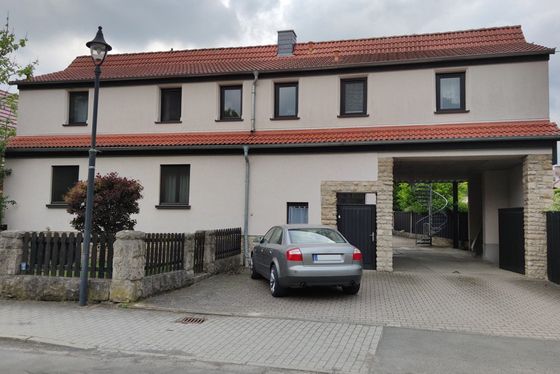 Ansicht Wohnhaus mit Ferienwohnung im EG