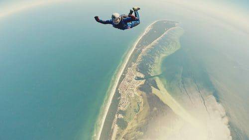 Un saut en parachute au dessus de la mer. Credit photo @Kamil Pietrzak