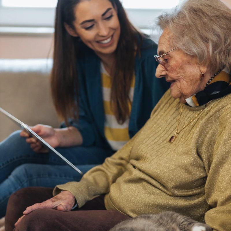 Seniorin und Betreuerin im vertrauten Gespräch