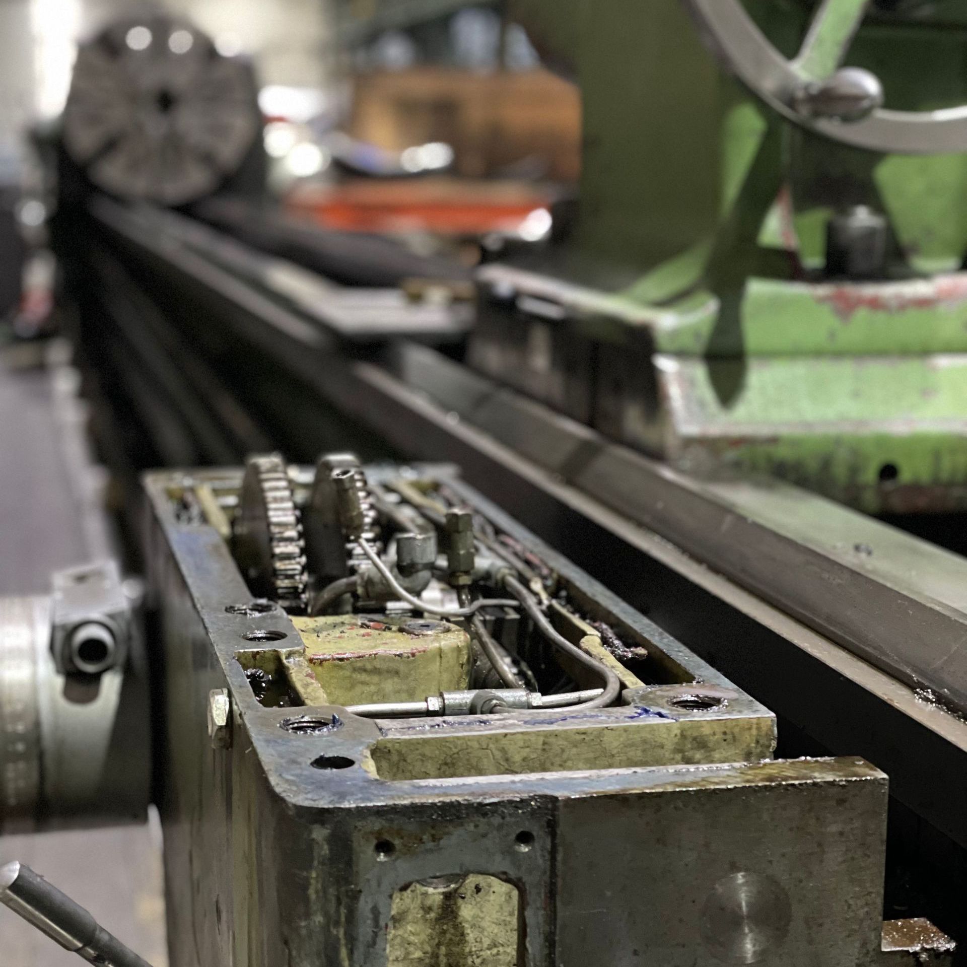 Reparatur Bettschlitten und Schlosskasten Schlosskasten an Spitzendrehbank Wohlenberg M850 während Reparatur