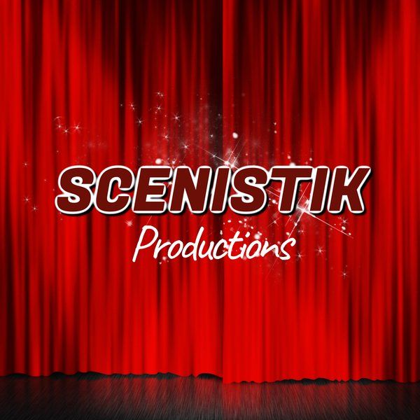 Logo de la Compagnie Scénistik Productions, le texte est écrit en lettres capitales noires avec une ombre blanche sur fond rouge  comme les rideaux de scène.