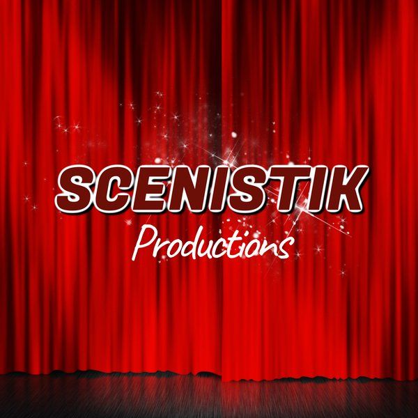 Retour à l'accueil Logo de la Compagnie Scénistik Productions, le texte est écrit en lettres capitales noires avec une ombre blanche sur fond rouge comme les rideaux de scène.