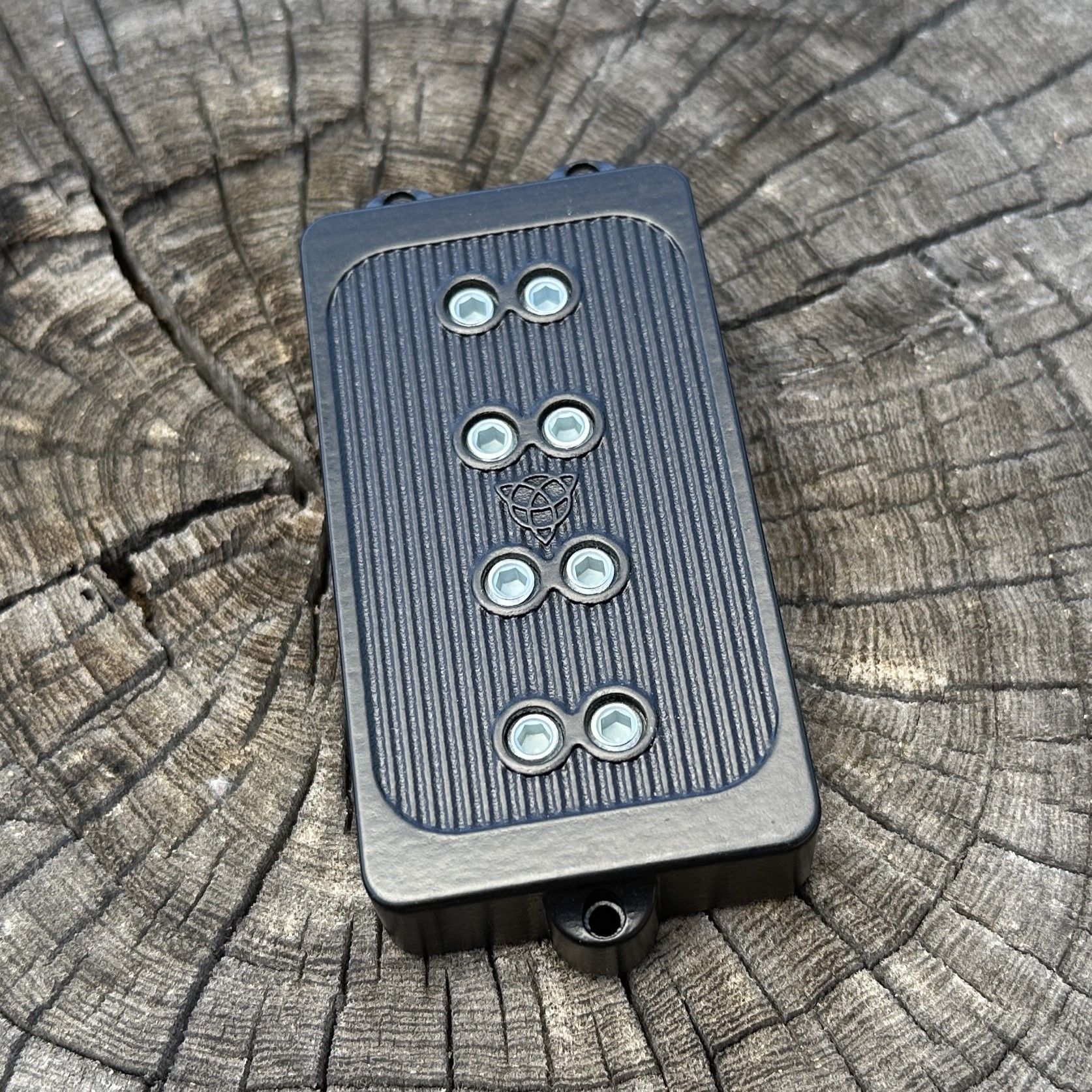 MM-style single coil pickup with black cover MM-style single coil pickup with black cover