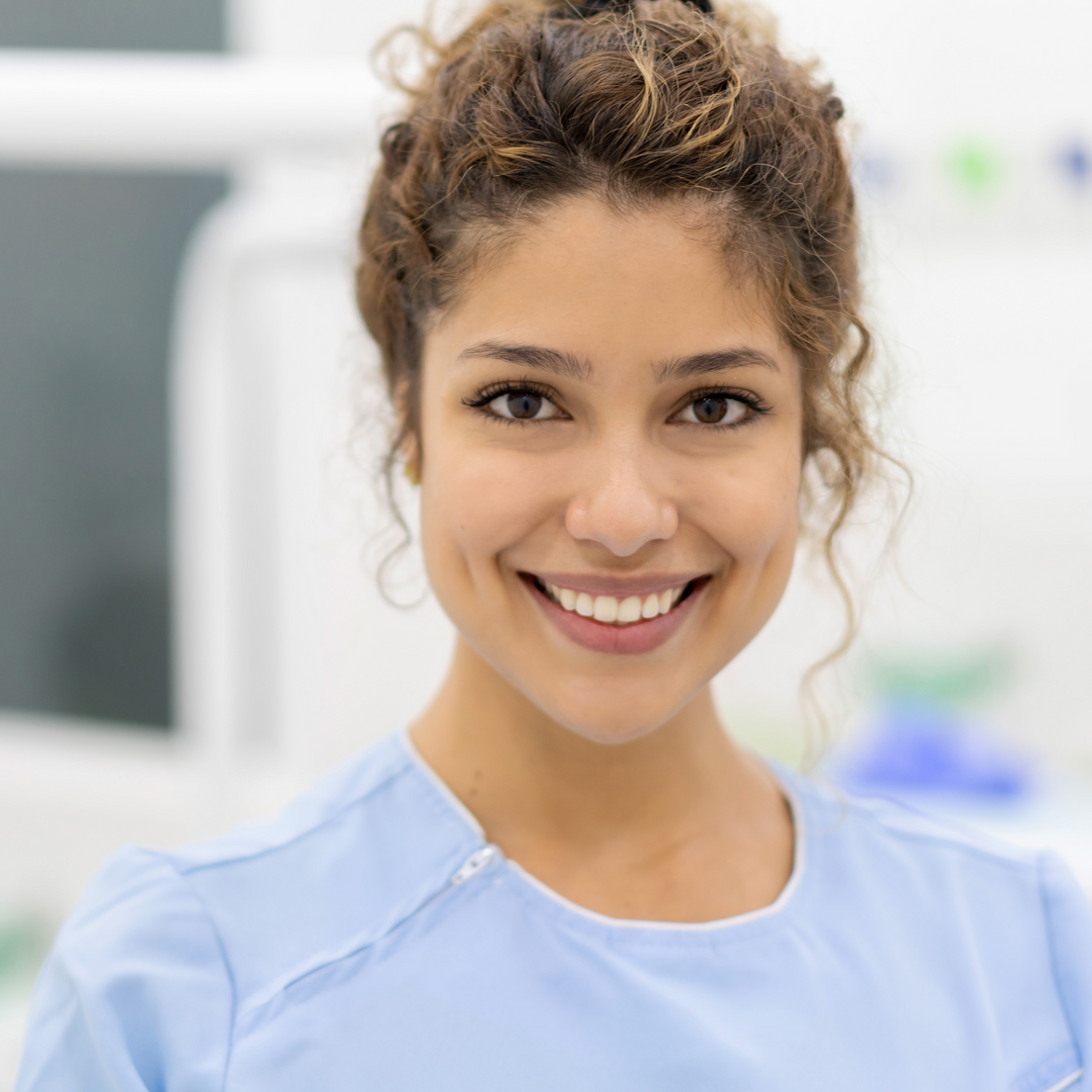 lächelnde Zahnarzthelferin