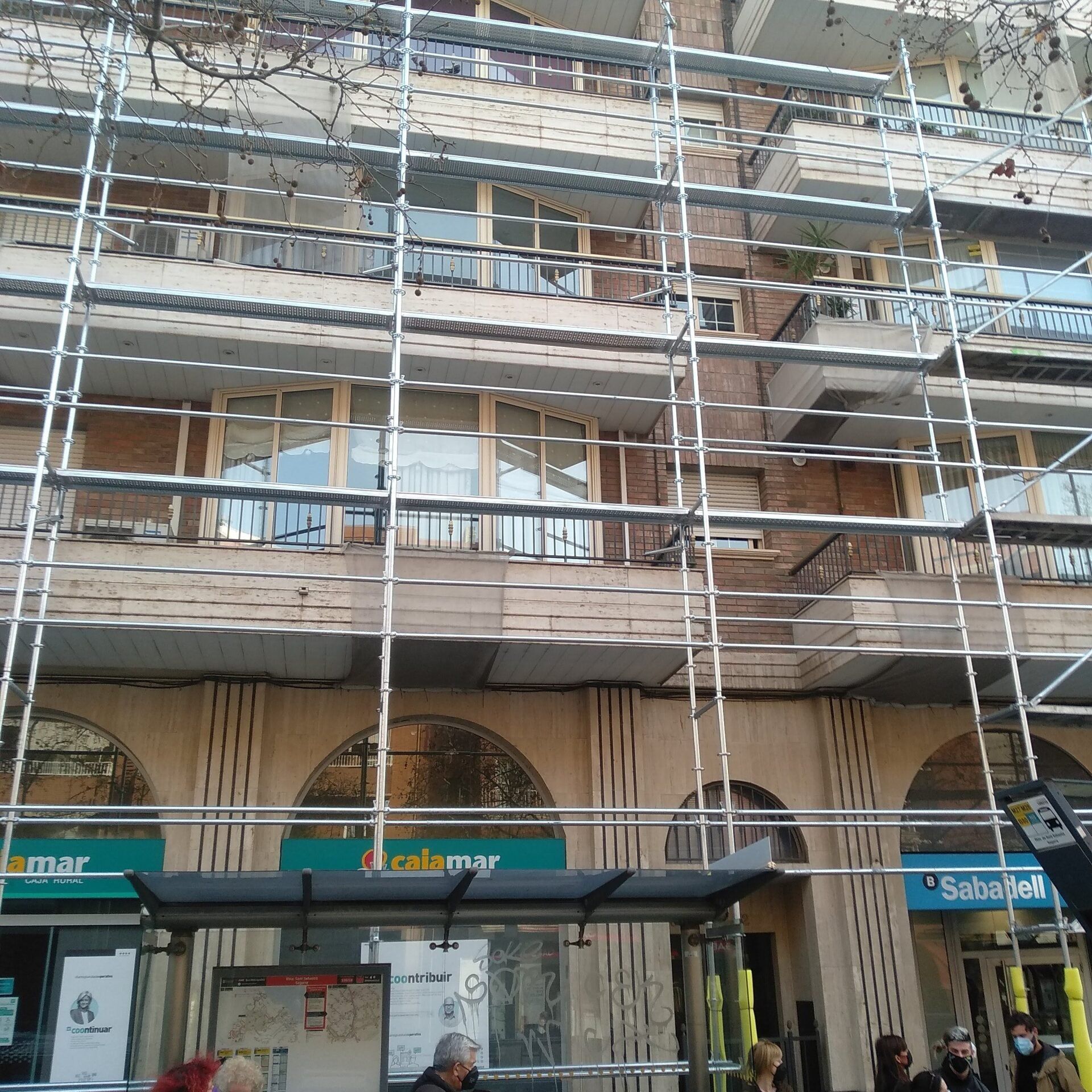 Andamiaje propio, con personal cualificado.